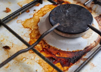 O truque com limão que remove manchas difíceis da cozinha