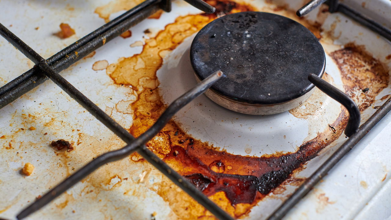 O truque com limão que remove manchas difíceis da cozinha