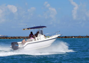 Passeios de barco que revelam praias escondidas em Niterói