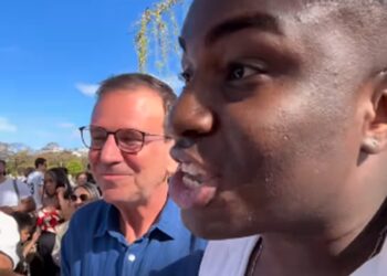 'Pensa no lucro': fãs abordam Paes durante visita à Feira da Glória e pedem show de Beyoncé em Copacabana em 2026