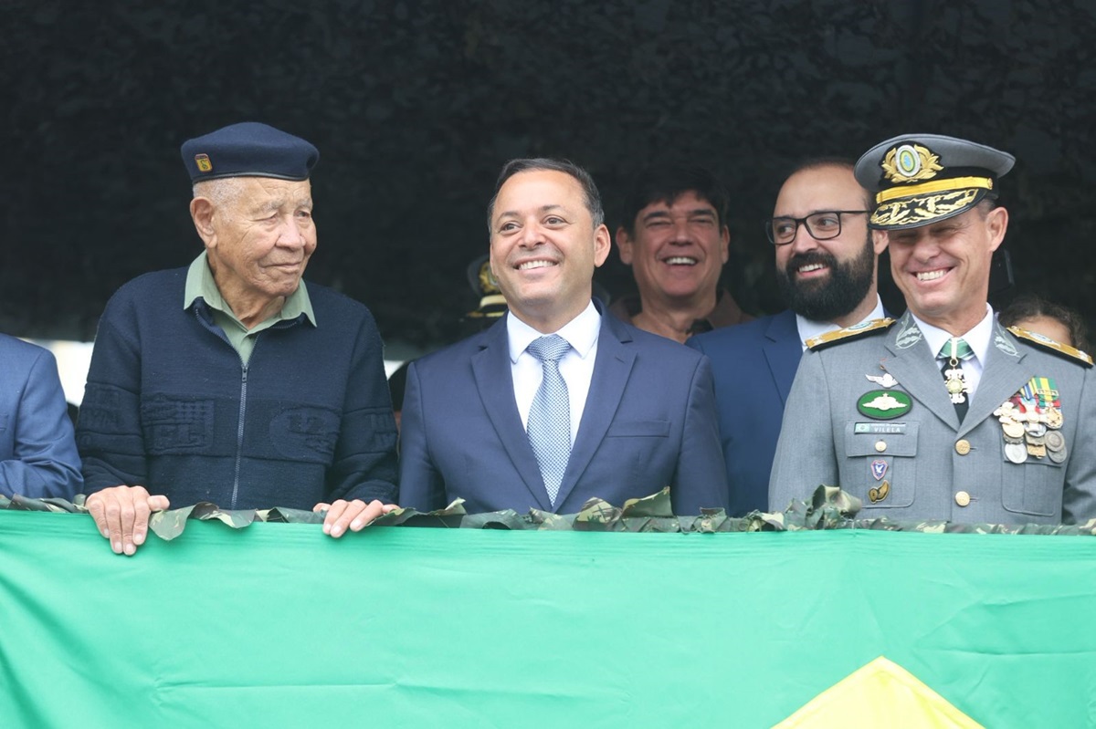 Prefeito Rodrigo Neves participa do desfile de Sete de Setembro no Centro de Niterói – Prefeitura Municipal de Niterói