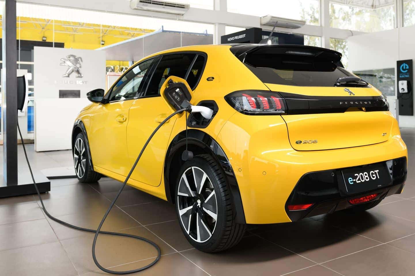Transição para carros elétricos esbarra em deficiência da rede e falta de regras no Brasil