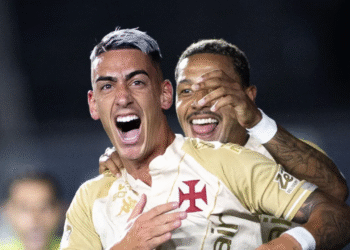 Vasco comemora vitória sobre o Bahia por 3 a 1 em São Januário no Brasileirão.