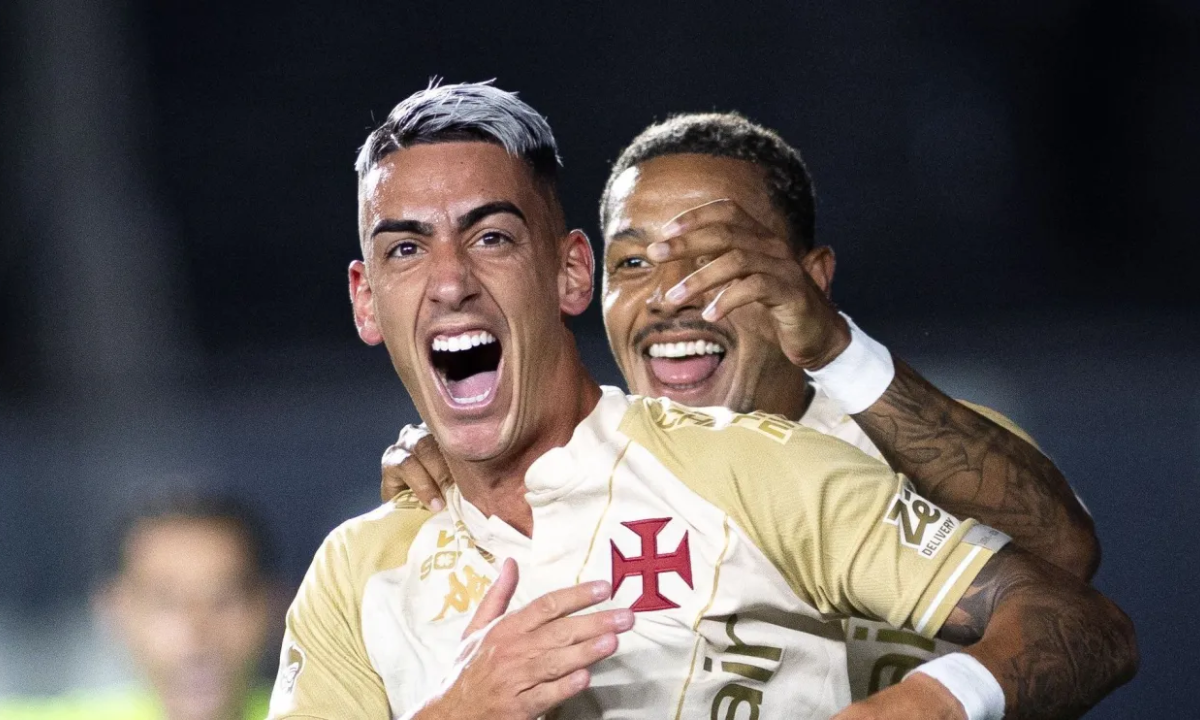 Vasco comemora vitória sobre o Bahia por 3 a 1 em São Januário no Brasileirão.