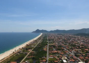 Maricá, localizada no litoral fluminense, sempre gerou dúvidas sobre sua real ligação com a famosa Região dos Lagos.
