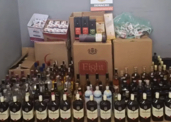 Bebidas suspeitas de conter metanol são recolhidas no Rio