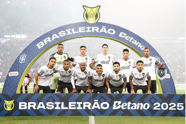 Botafogo reencontra o Flamengo no Brasileirão com oito mudanças no time titular