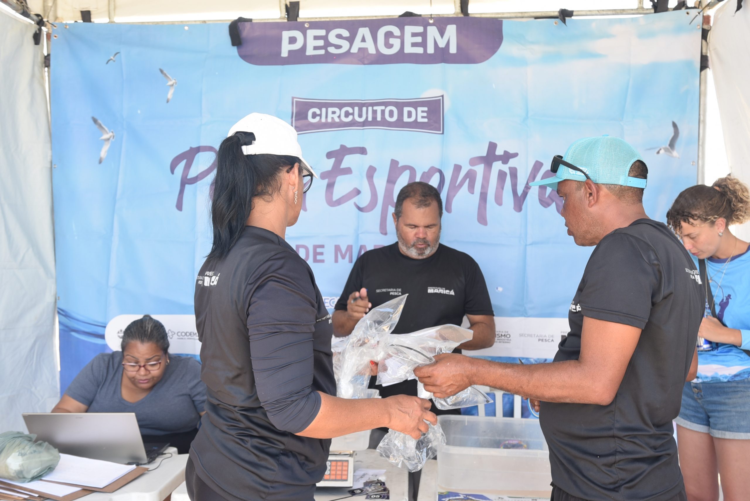 Circuito de Pesca Esportiva de Maricá agita moradores e visitantes na praia de Itaipuaçu