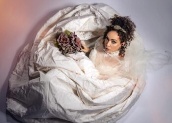 Teatro Adolpho Block: comédia mostra a busca pela perfeição e o dilema de apagar o passado