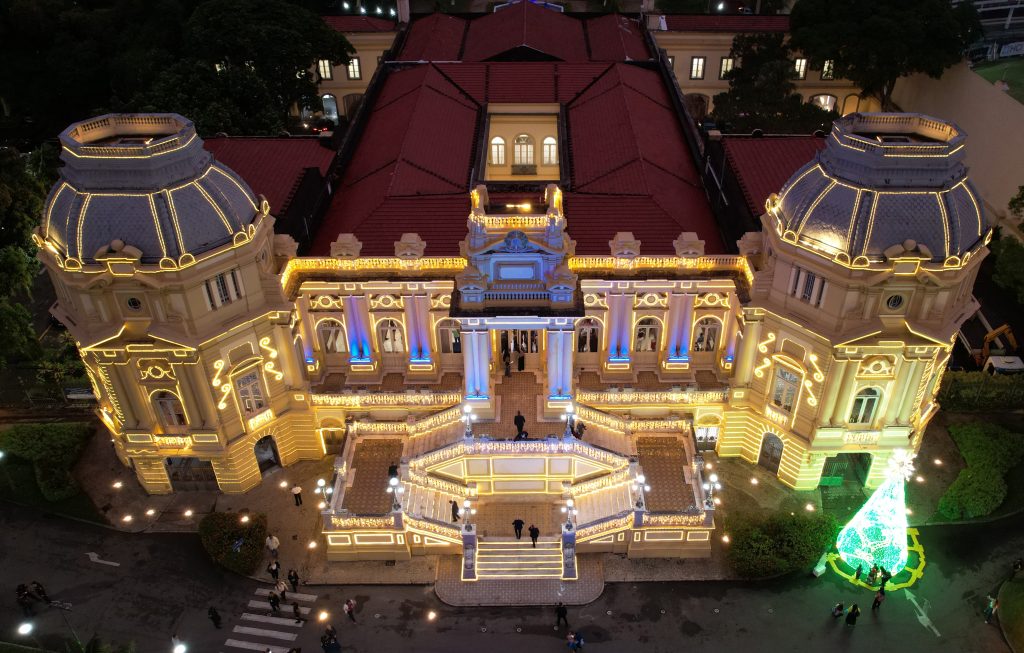 Em Laranjeiras, bairro da sede do Governo do Estado, ônibus é sequestrado para bloquear pista