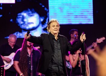 Fábio Jr. emociona público em celebração ao Dia do Idoso em Maricá