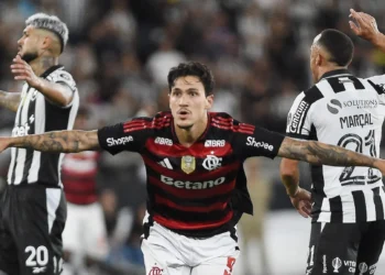 Flamengo domina Botafogo e segue na caça ao Palmeiras pela liderança do Brasileirão