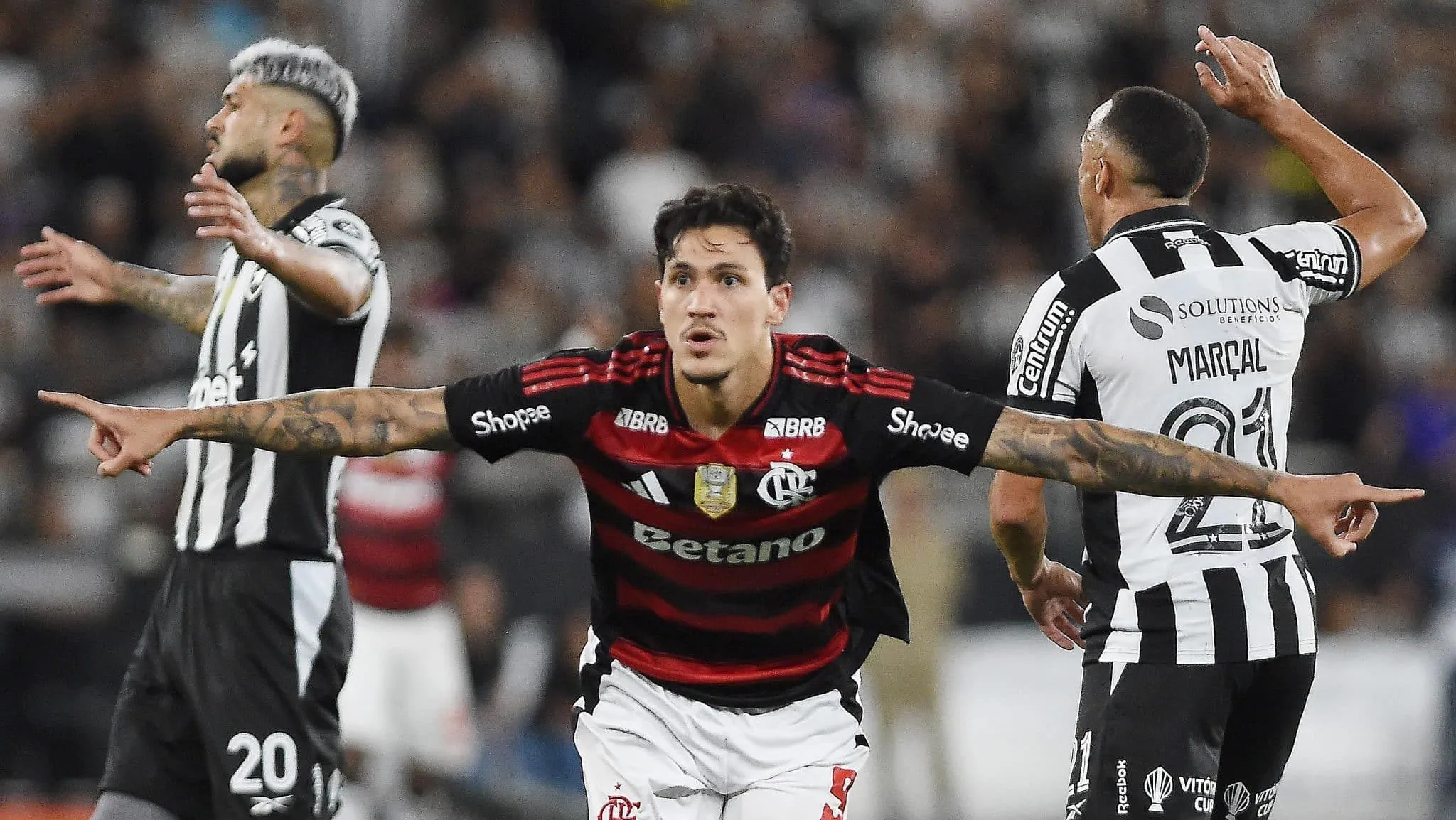 Flamengo domina Botafogo e segue na caça ao Palmeiras pela liderança do Brasileirão