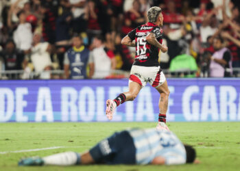 Flamengo vence o Racing no Maracanã e sai em vantagem na semifinal da Libertadores