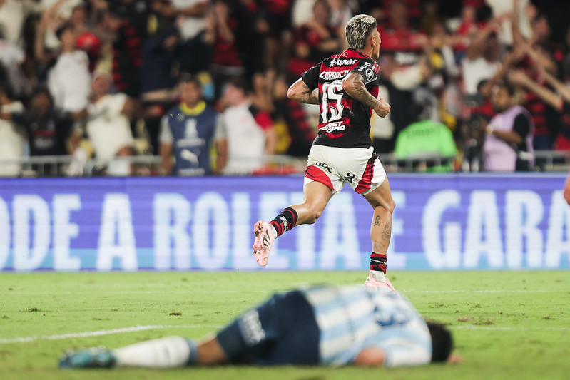 Flamengo vence o Racing no Maracanã e sai em vantagem na semifinal da Libertadores