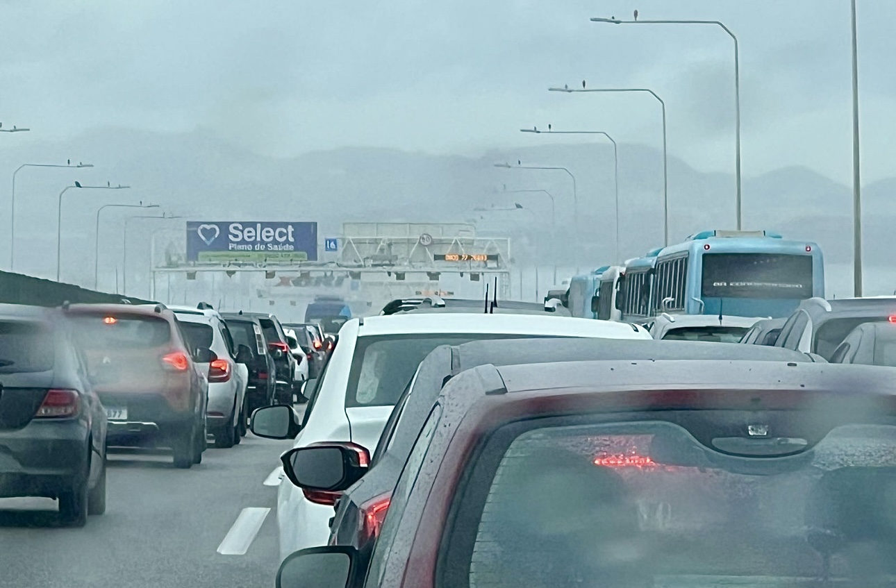 Motoristas enfrentam lentidão na Ponte Rio–Niterói nesta segunda (20)