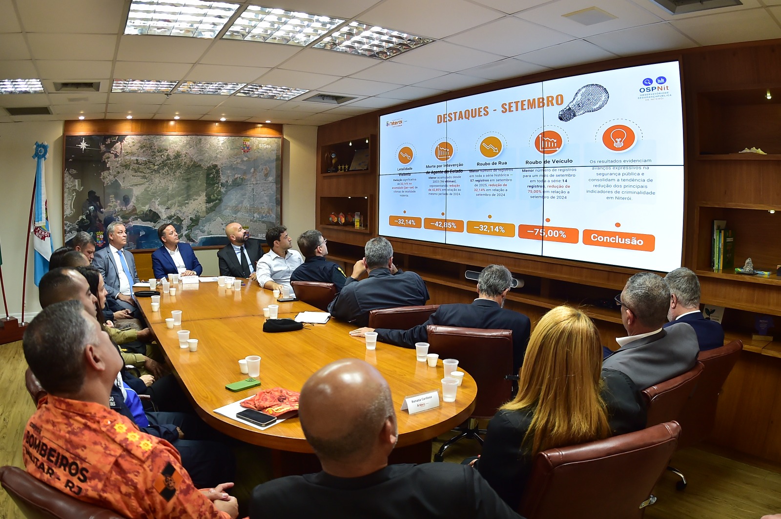 Reunião do Gabinete de Gestão Integrada de Segurança em Niterói com o prefeito Rodrigo Neves e representantes das forças policiais.