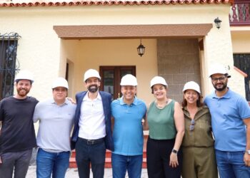 Prefeito Rodrigo Neves faz última vistoria antes da inauguração do Centro Cultural Cauby Peixoto, no Fonseca – Prefeitura Municipal de Niterói