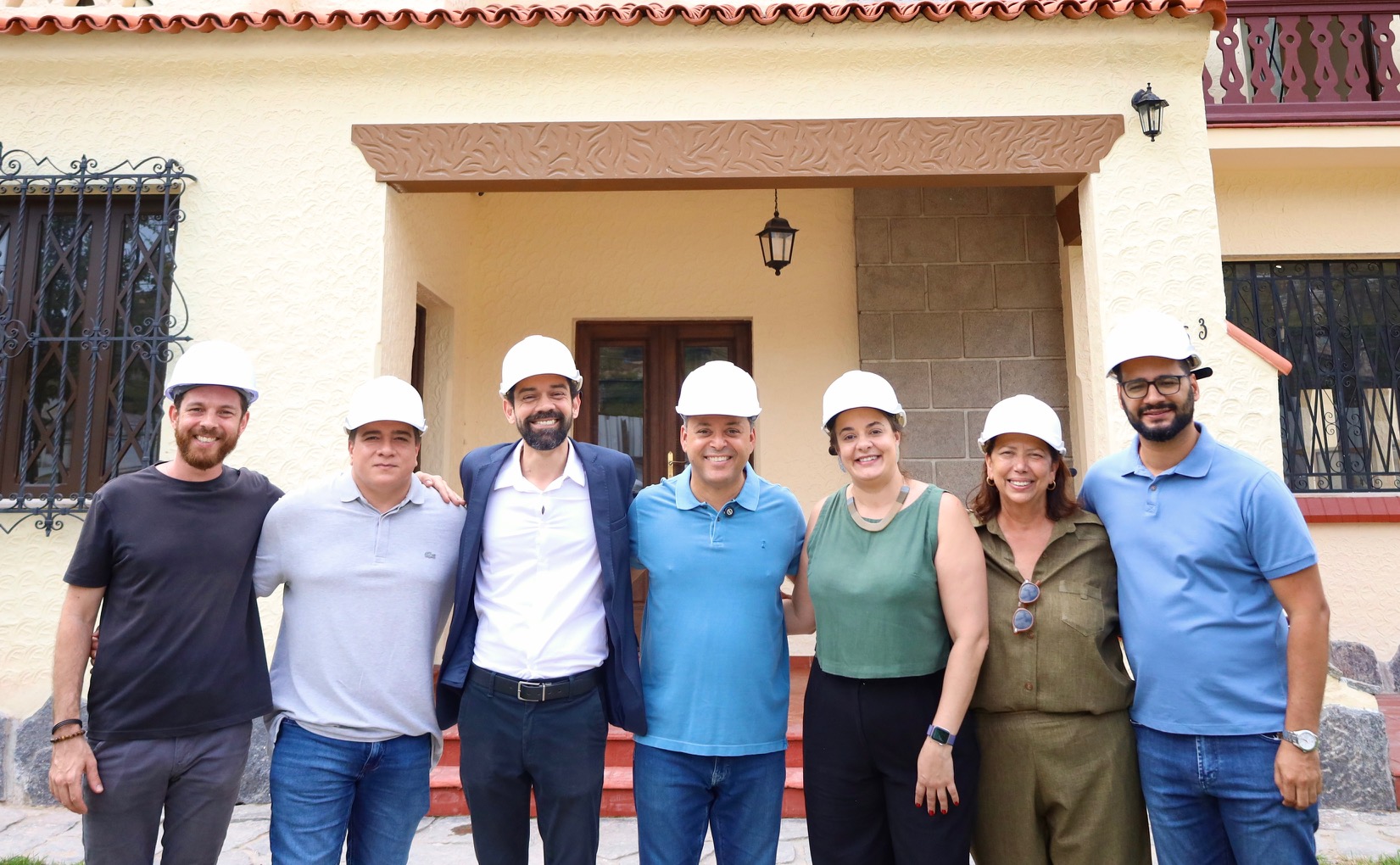 Prefeito Rodrigo Neves faz última vistoria antes da inauguração do Centro Cultural Cauby Peixoto, no Fonseca – Prefeitura Municipal de Niterói