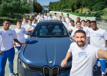 Presente de luxo: Vini Jr e jogadores do Real Madrid ganham BMW para a temporada