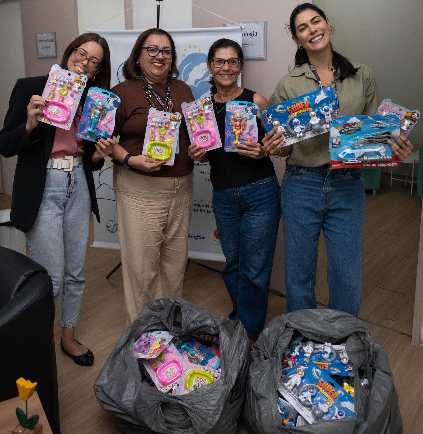 ‘Clássico é Brincar’ distribui brinquedos e livros para crianças atendidas