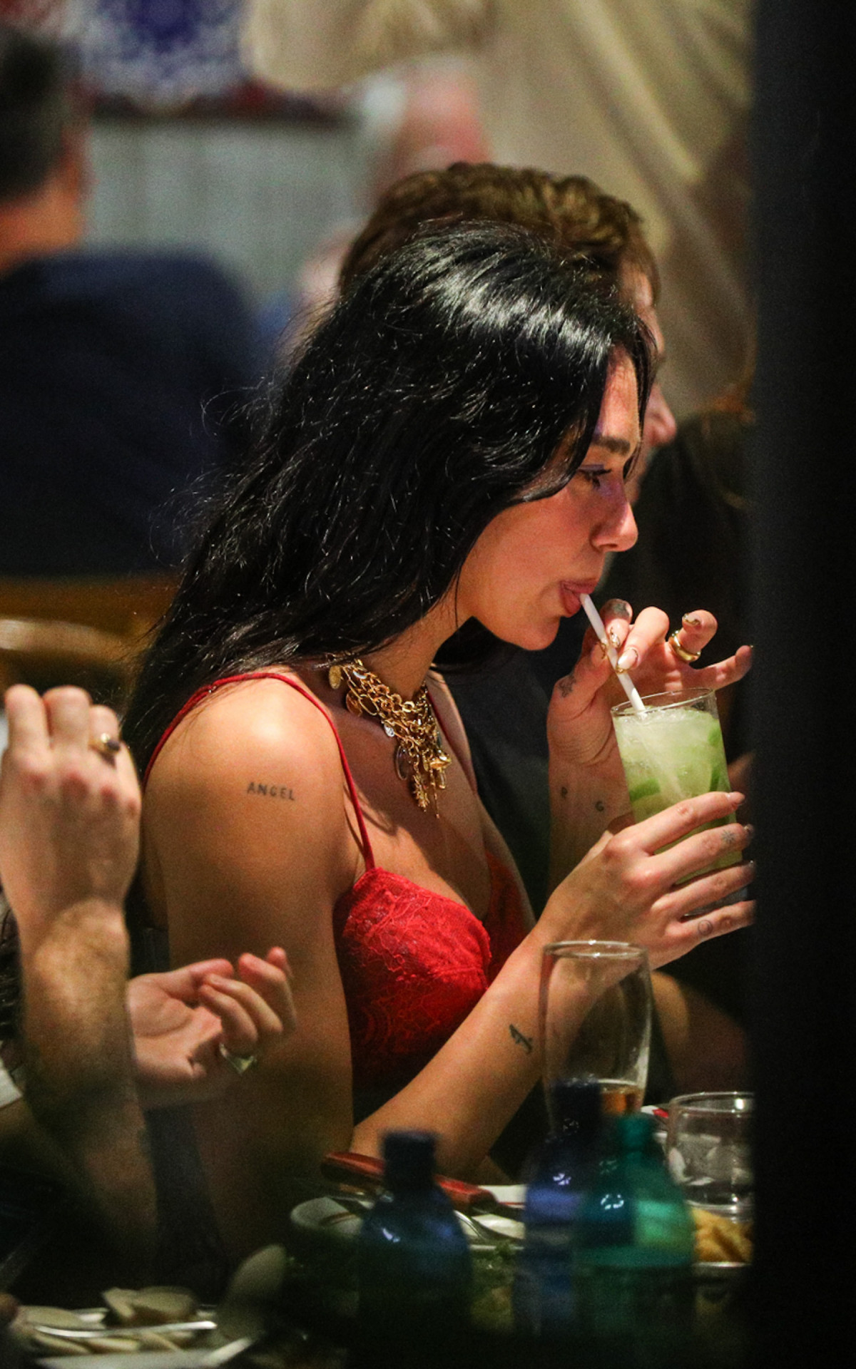 A cantora britânica aproveitou restaurante na Gávea com amigos e brindou caipirinha antes do show no Rio.