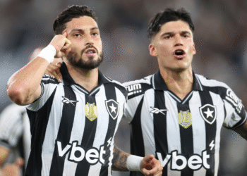 Botafogo ganha do Vasco e passa o Fluminense na tabela