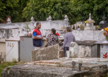 Cemitério de Maricá recebe milhares de pessoas no feriado do Dia de Finados