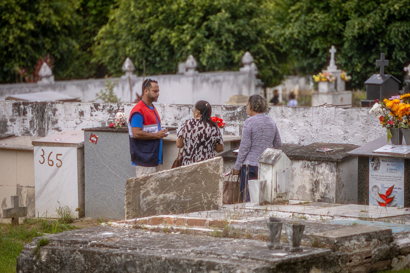 Cemitério de Maricá recebe milhares de pessoas no feriado do Dia de Finados