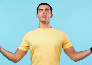 Prática de respiração consciente em ambiente tranquilo, representando equilíbrio emocional e clareza mental.