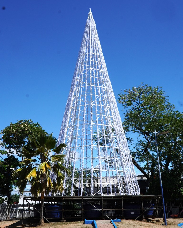 Árvore de Natal de 23 metros será inaugurada na Trindade com cortejo cultural neste domingo