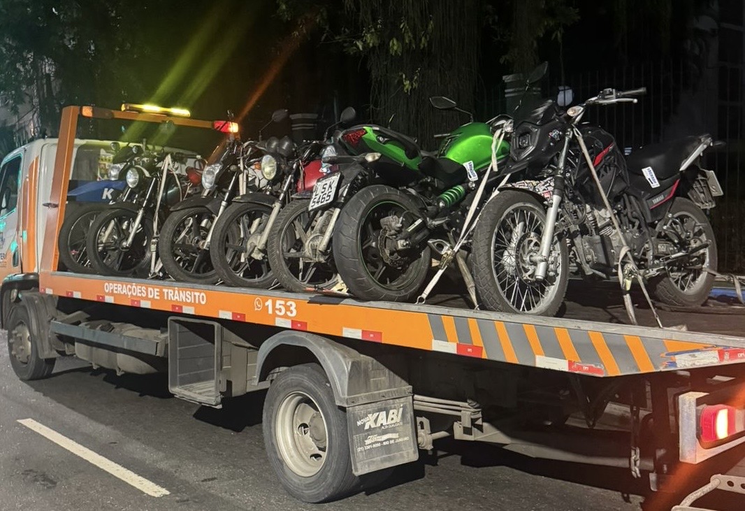 Mais de 200 motos abordadas em operação noturna em Niterói