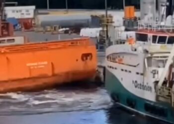 Navio atinge estaleiro durante manobra em Niterói; não houve feridos.