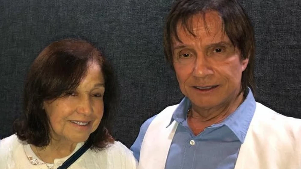 Roberto Carlos se despede de sua última irmã em velório no Rio