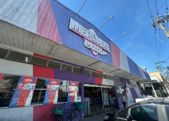 Supermercado localizado no bairro do Rocha em São Gonçalo encerra operações nesta sexta. Produtos em liquidação e clientes lamentam.