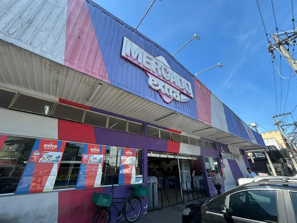 Supermercado localizado no bairro do Rocha em São Gonçalo encerra operações nesta sexta. Produtos em liquidação e clientes lamentam.