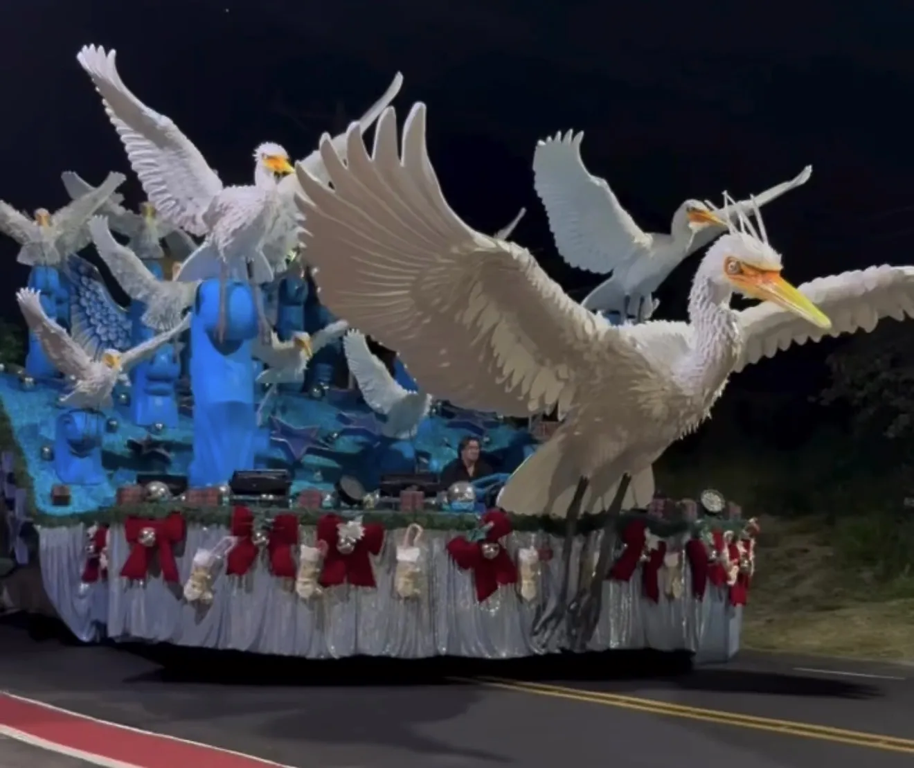 Ensaios com carros alegóricos em Maricá geram repercussão antes do início do evento Natal Brasilidade em 22 de novembro.