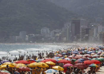 Calor intenso na semana do Natal lota praias do Rio e temperaturas podem chegar perto dos 40 graus.
