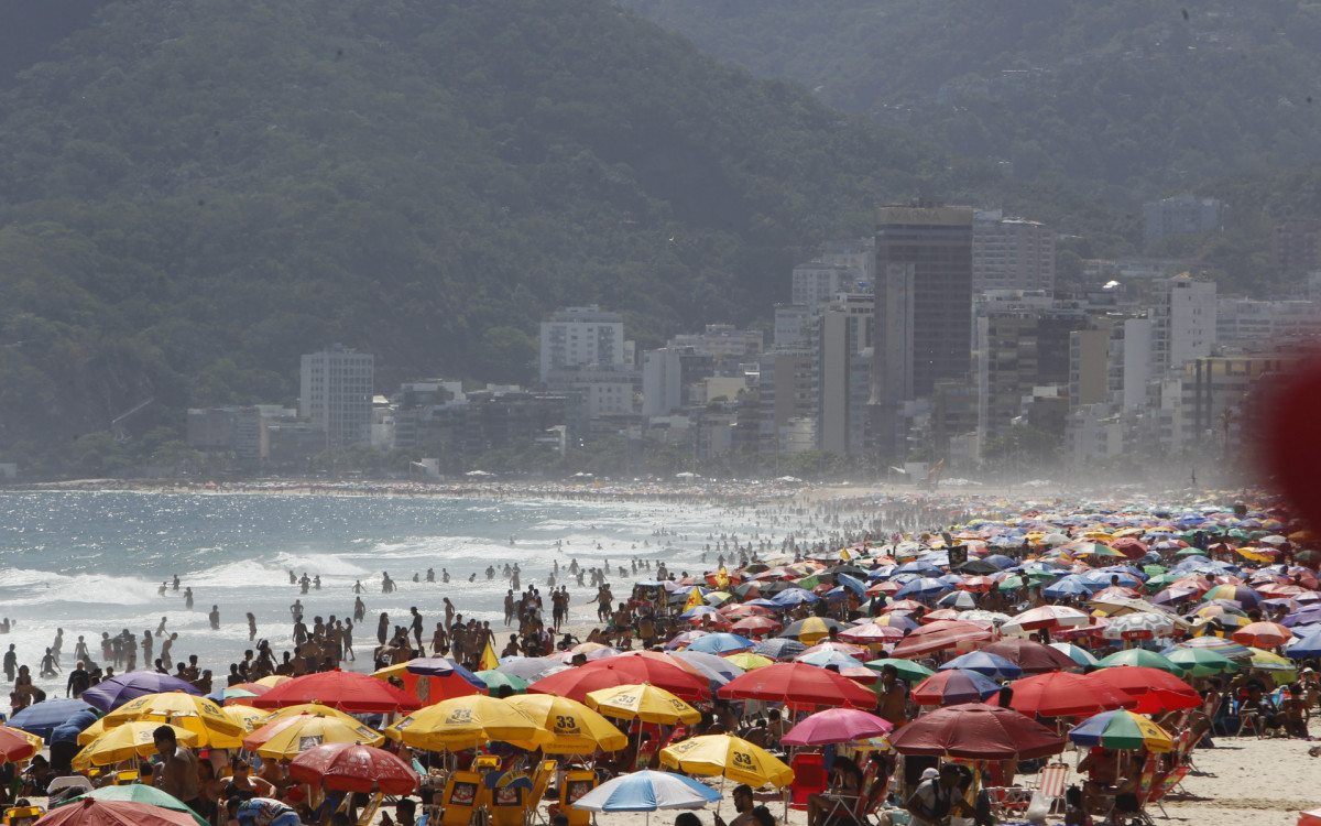 Calor intenso na semana do Natal lota praias do Rio e temperaturas podem chegar perto dos 40 graus.