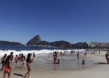 Verão inicia com dia ensolarado e temperaturas acima da média no Rio de Janeiro.