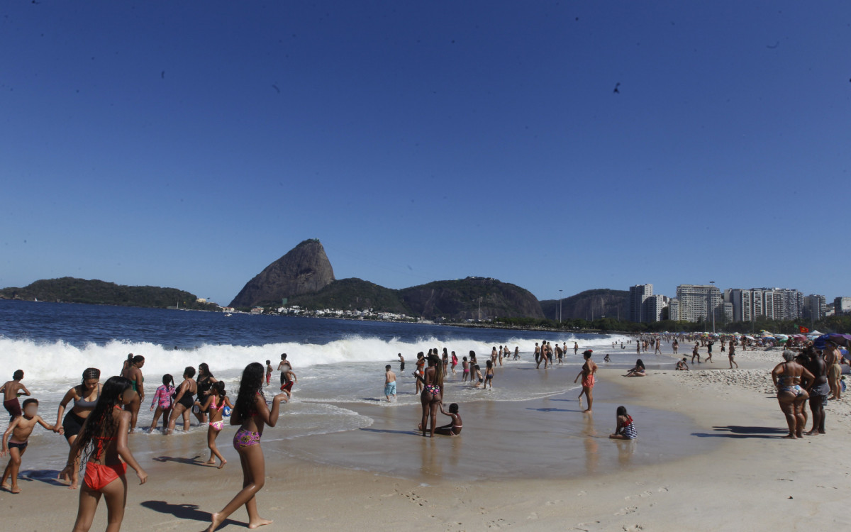 Verão inicia com dia ensolarado e temperaturas acima da média no Rio de Janeiro.