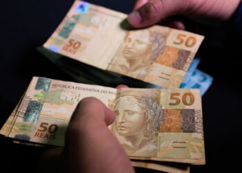 Prefeitura do Rio vai pagar gratificação natalina de R$ 200 a servidores municipais junto com a folha de dezembro.