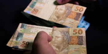 Prefeitura do Rio vai pagar gratificação natalina de R$ 200 a servidores municipais junto com a folha de dezembro.