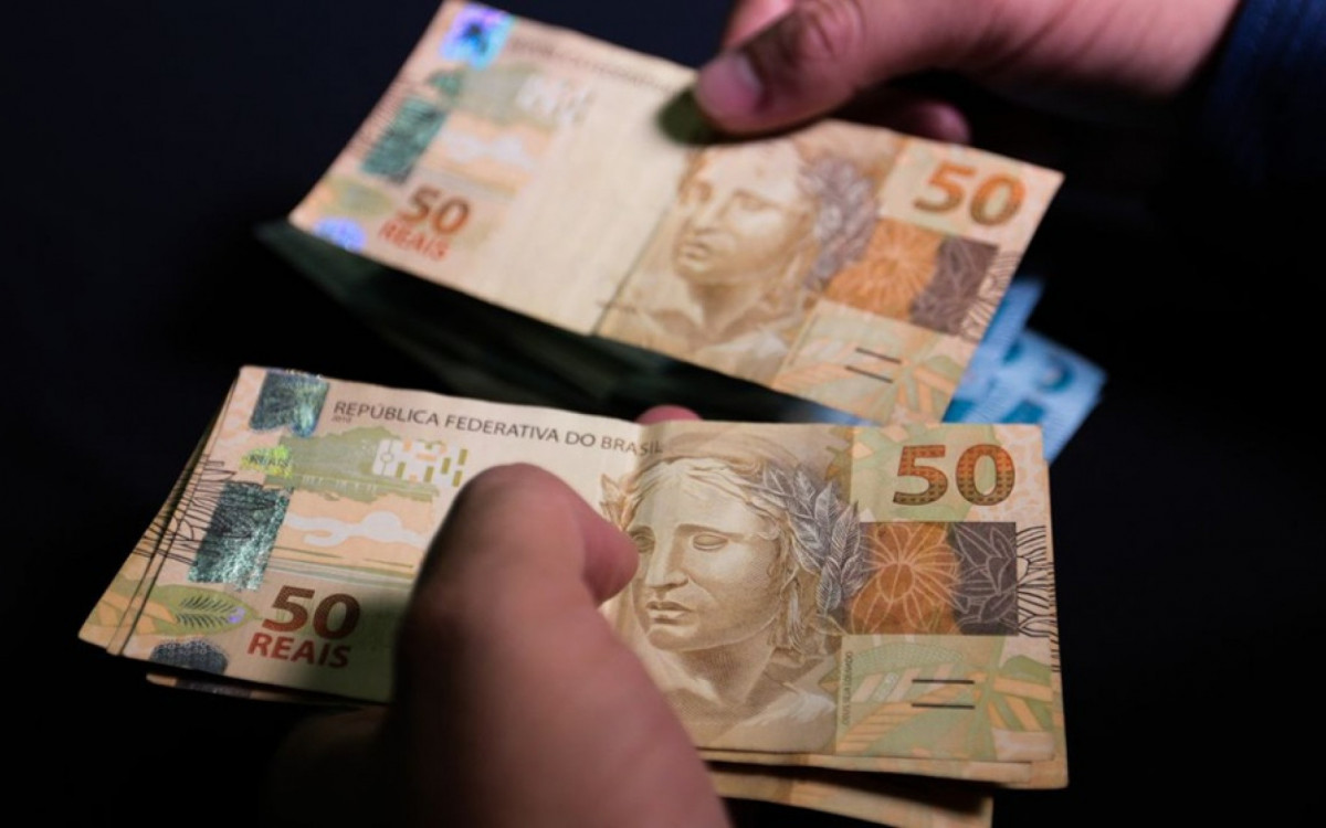 Prefeitura do Rio vai pagar gratificação natalina de R$ 200 a servidores municipais junto com a folha de dezembro.