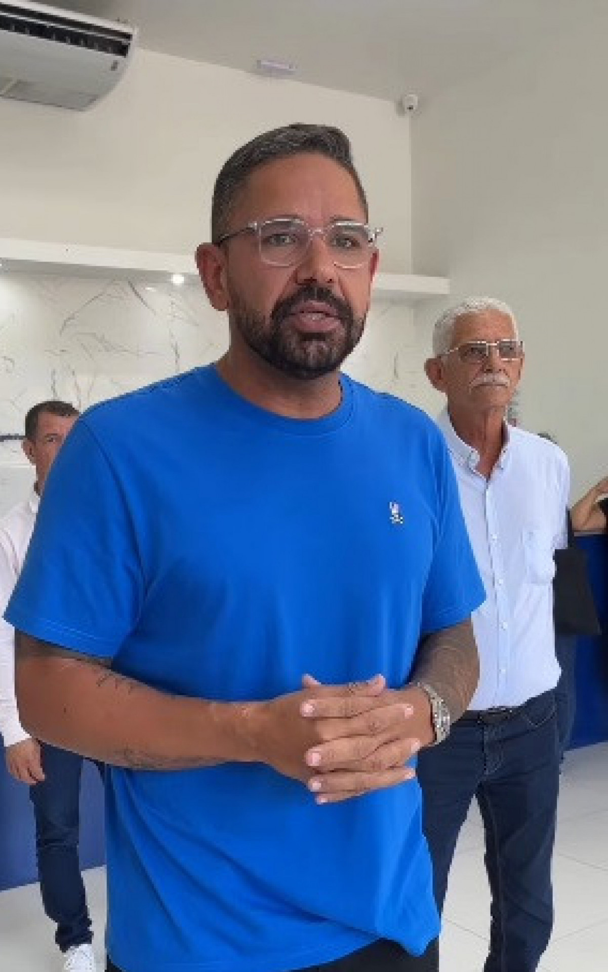 Ataque a tiros contra carro de vereador deixa PM ferido em Itaboraí e caso é investigado como tentativa de homicídio.