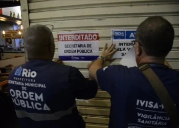 Bares e restaurante japonês são interditados em Botafogo após fiscalização encontrar sujeira e alimentos impróprios