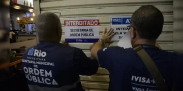 Bares e restaurante japonês são interditados em Botafogo após fiscalização encontrar sujeira e alimentos impróprios