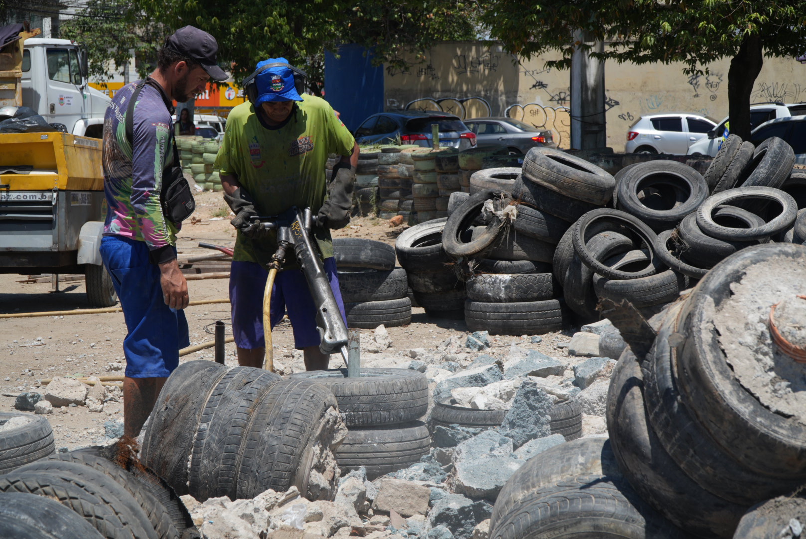 Prefeitura de São Gonçalo realiza reparos em Santa Luzia para apoiar a Operação Barricada Zero e melhorar a mobilidade urbana.