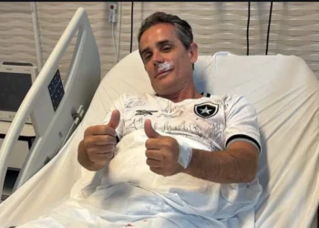 Ex-prefeito Fabiano Horta é abordado por levar cachorro à praia