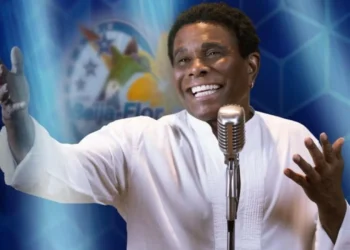 Neguinho da Beija-Flor comandou o samba e animou o público na virada do ano em Maricá durante a festa de Ano-Novo.